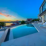 Allina - Heated Pool, Rooftop Jacuzzi&sea Views * Podglavica
