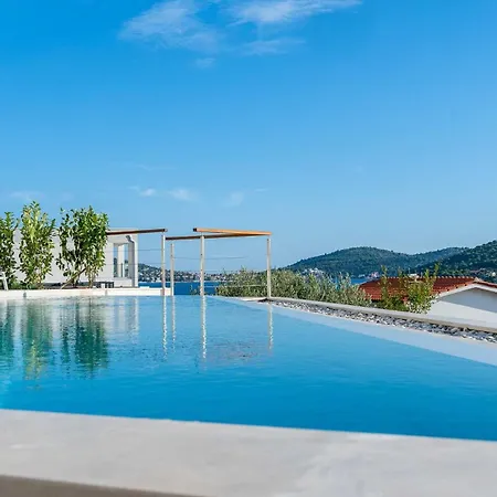 Allina - Heated Pool, Rooftop Jacuzzi & Sea Views Villa