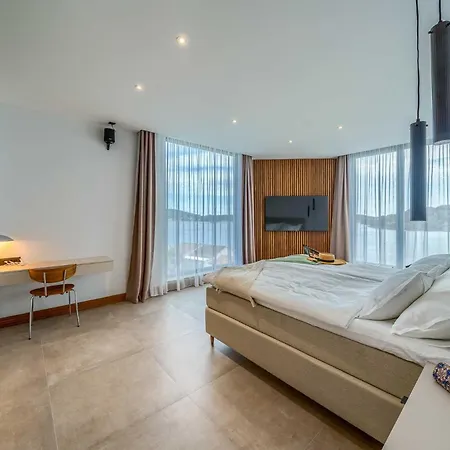 Villa Allina - Heated Pool, Rooftop Jacuzzi & Sea Views Podglavica