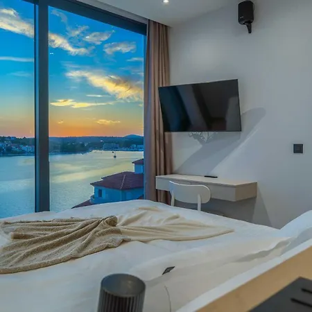 Allina - Heated Pool, Rooftop Jacuzzi & Sea Views *