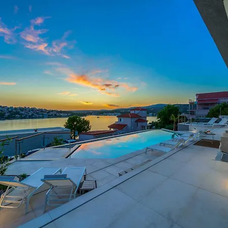 Allina - Heated Pool, Rooftop Jacuzzi & Sea Views