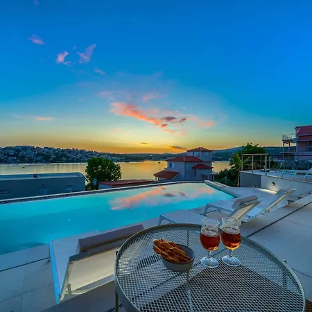 Villa Allina - Heated Pool, Rooftop Jacuzzi & Sea Views