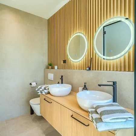 Villa Allina - Heated Pool, Rooftop Jacuzzi & Sea Views Podglavica