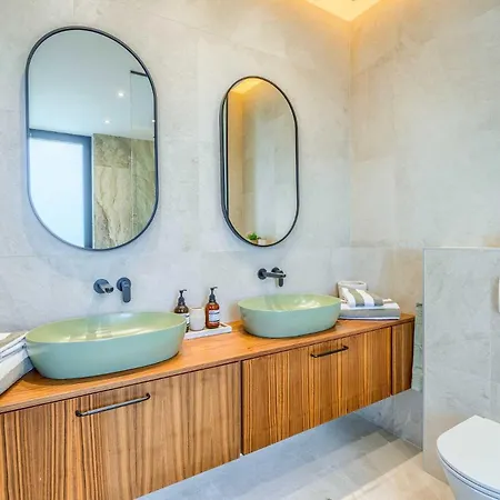 Allina - Heated Pool, Rooftop Jacuzzi & Sea Views Villa