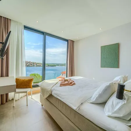 Villa Allina - Heated Pool, Rooftop Jacuzzi & Sea Views