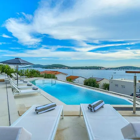 Allina - Heated Pool, Rooftop Jacuzzi & Sea Views *