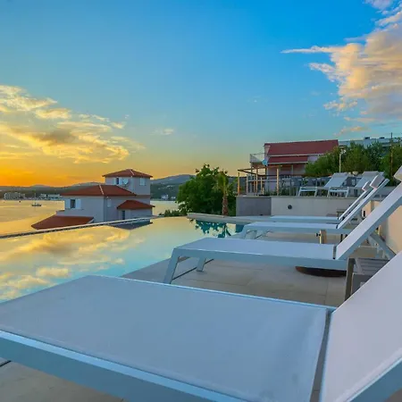 Allina - Heated Pool, Rooftop Jacuzzi & Sea Views Villa