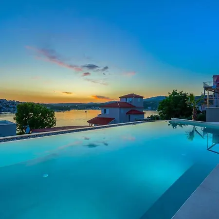 Villa Allina - Heated Pool, Rooftop Jacuzzi & Sea Views Podglavica