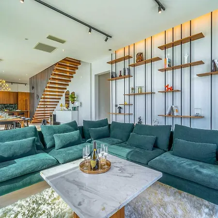 Allina, 5-bedroom With Panoramic Views, Heated Pool Villa Podglavica