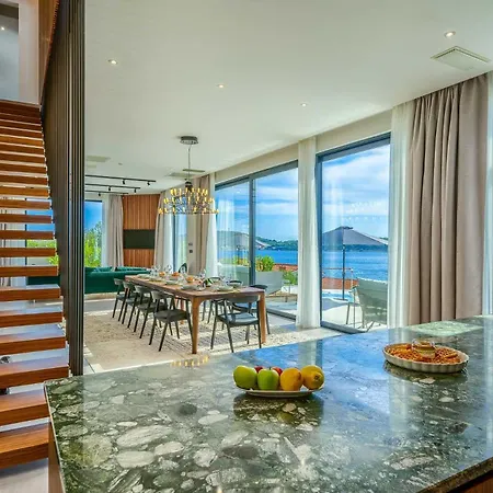 Allina - Heated Pool, Rooftop Jacuzzi & Sea Views *