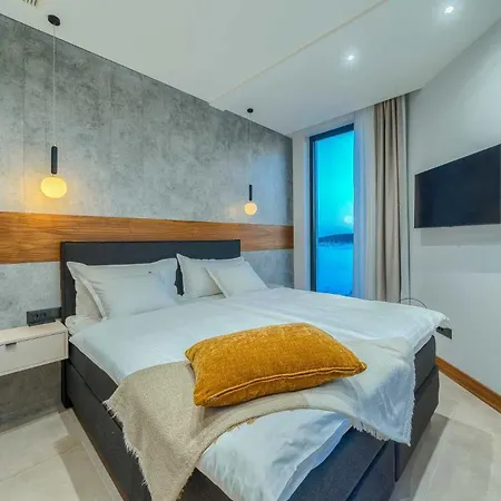 Allina, 5-bedroom With Panoramic Views, Heated Pool *