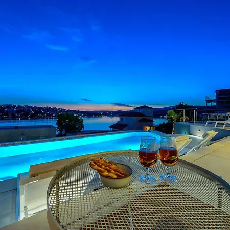 Allina - Heated Pool, Rooftop Jacuzzi & Sea Views *
