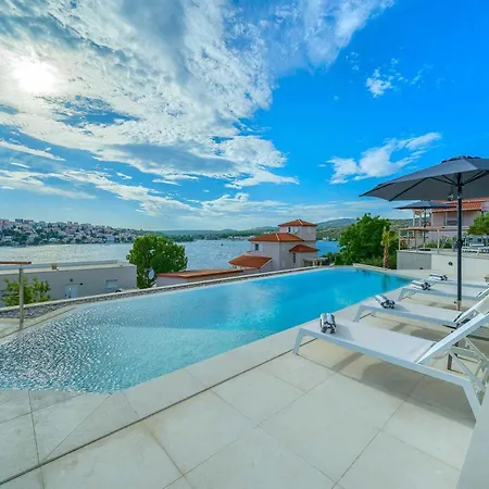 Villa Allina - Heated Pool, Rooftop Jacuzzi & Sea Views Podglavica