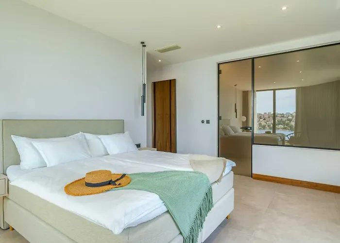 Allina, 5-bedroom With Panoramic Views, Heated Pool Villa *