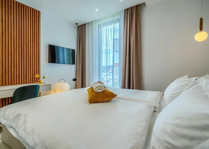 Allina, 5-bedroom With Panoramic Views, Heated Pool *