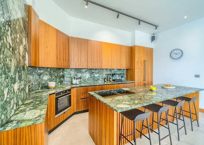 Allina, 5-bedroom With Panoramic Views, Heated Pool Willa