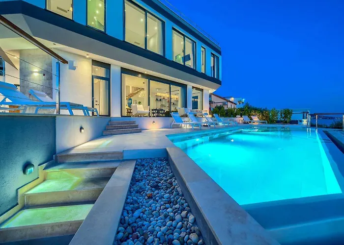 Villa Allina, 5-bedroom With Panoramic Views, Heated Pool *