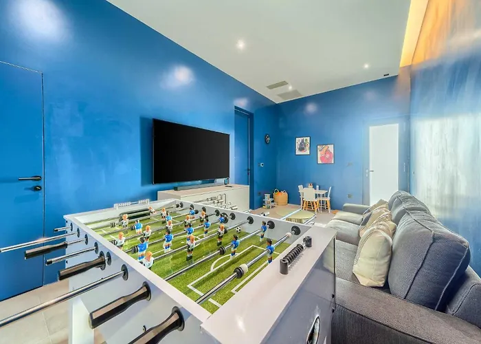 Allina, 5-bedroom With Panoramic Views, Heated Pool *