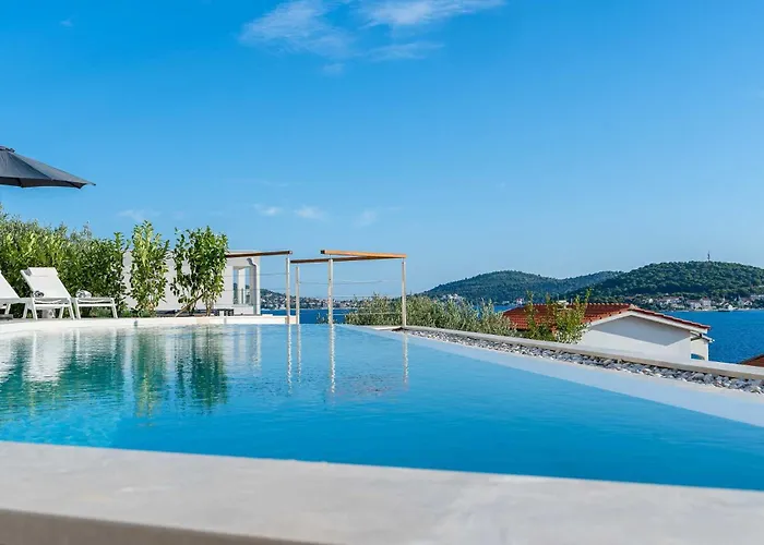 Allina, 5-bedroom With Panoramic Views, Heated Pool Villa