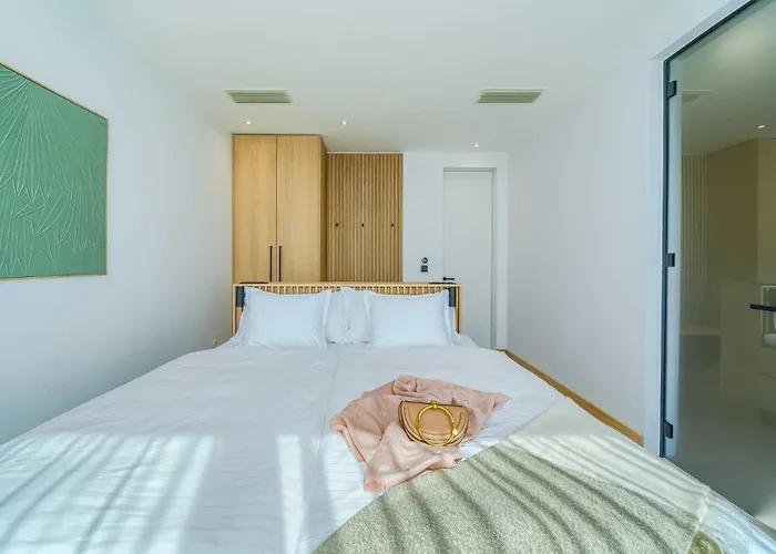 Allina, 5-bedroom With Panoramic Views, Heated Pool Villa *