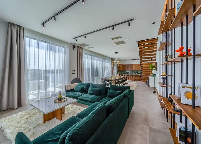 Allina, 5-bedroom With Panoramic Views, Heated Pool *