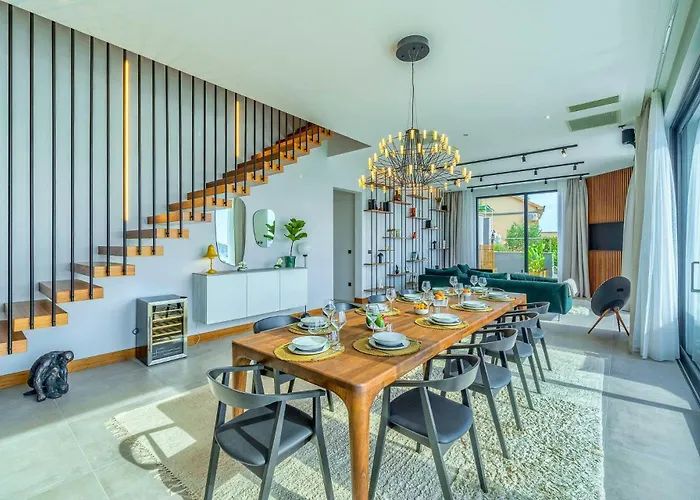 Allina, 5-bedroom With Panoramic Views, Heated Pool *