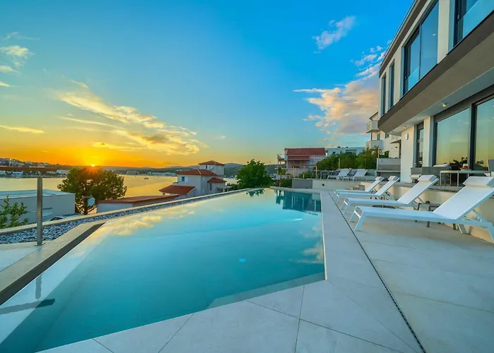 Allina, 5-bedroom With Panoramic Views, Heated Pool Willa *