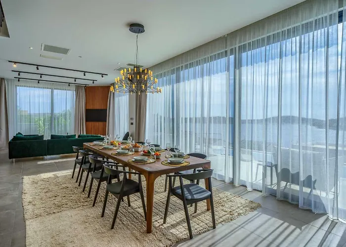 Allina, 5-bedroom With Panoramic Views, Heated Pool Villa Podglavica