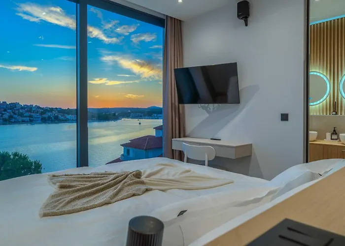 Allina, 5-bedroom With Panoramic Views, Heated Pool *