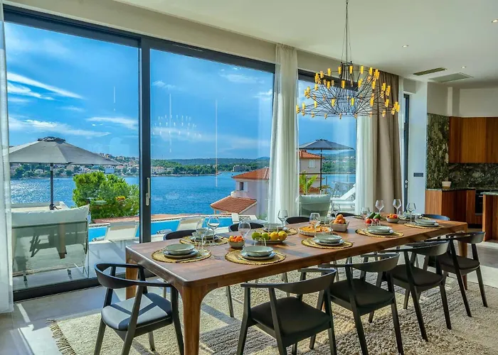 Allina, 5-bedroom With Panoramic Views, Heated Pool *