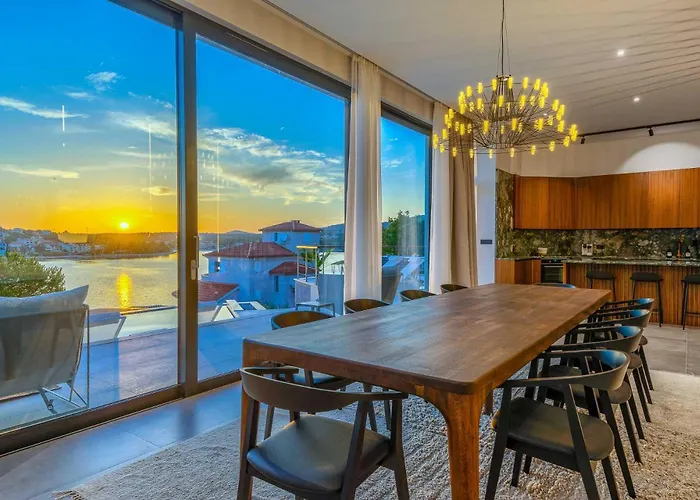 Allina, 5-bedroom With Panoramic Views, Heated Pool Willa *