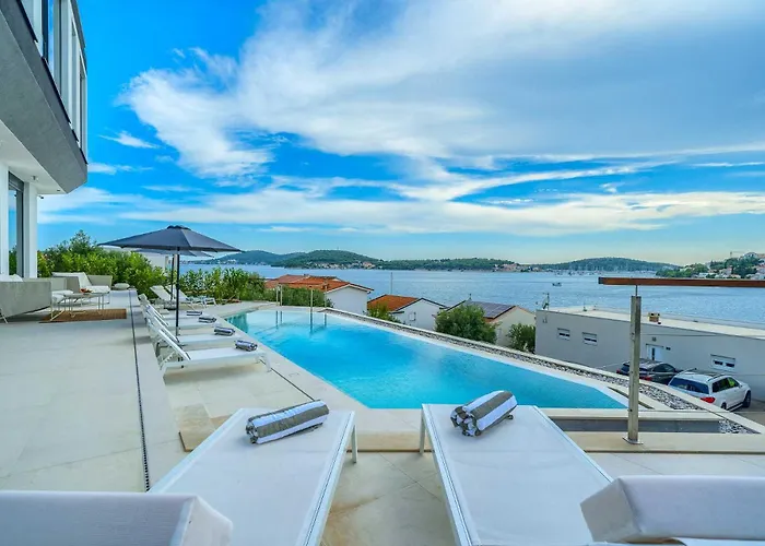 Allina, 5-bedroom With Panoramic Views, Heated Pool *