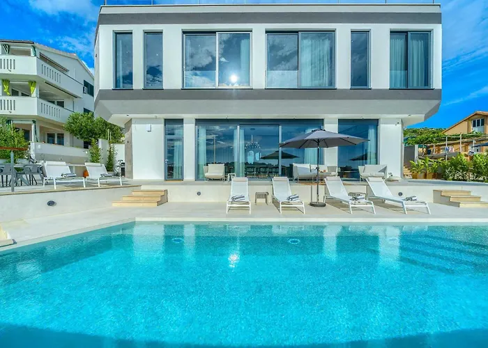 Villa Allina, 5-bedroom With Panoramic Views, Heated Pool