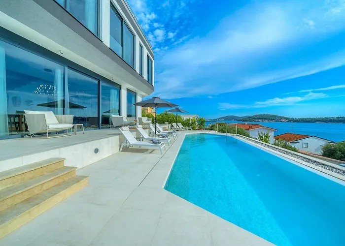 Allina, 5-bedroom With Panoramic Views, Heated Pool Willa *