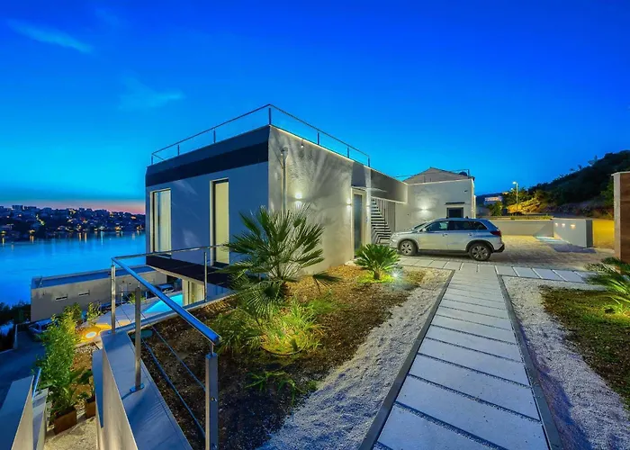 Villa Allina, 5-bedroom With Panoramic Views, Heated Pool *