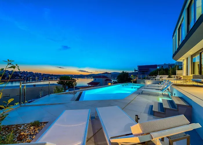 Allina, 5-bedroom With Panoramic Views, Heated Pool Willa *