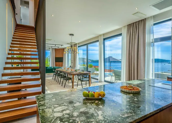 Allina, 5-bedroom With Panoramic Views, Heated Pool *