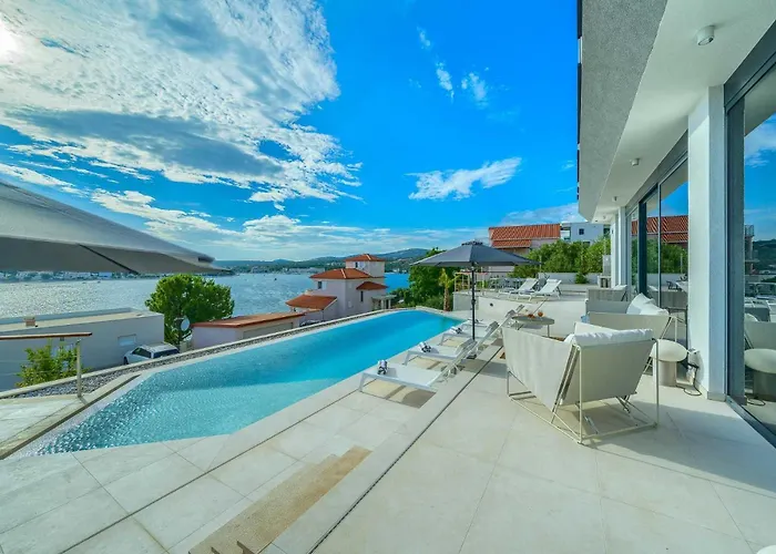 Allina, 5-bedroom With Panoramic Views, Heated Pool Willa *