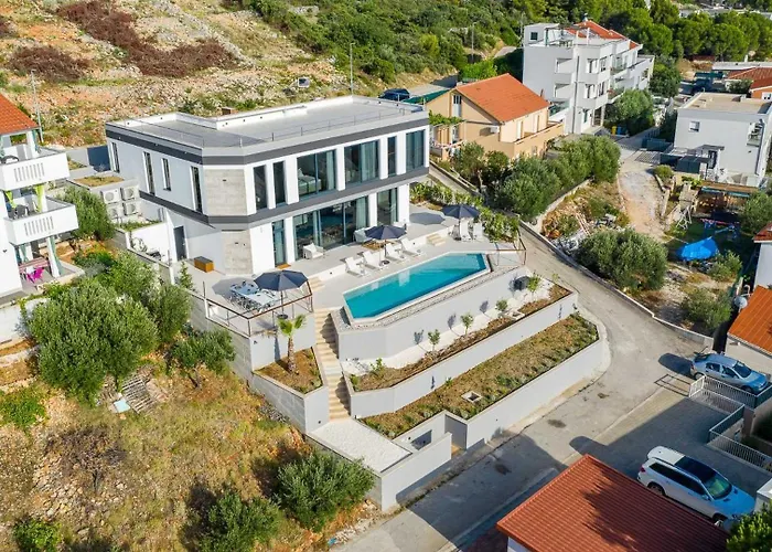 Allina, 5-bedroom With Panoramic Views, Heated Pool Willa *