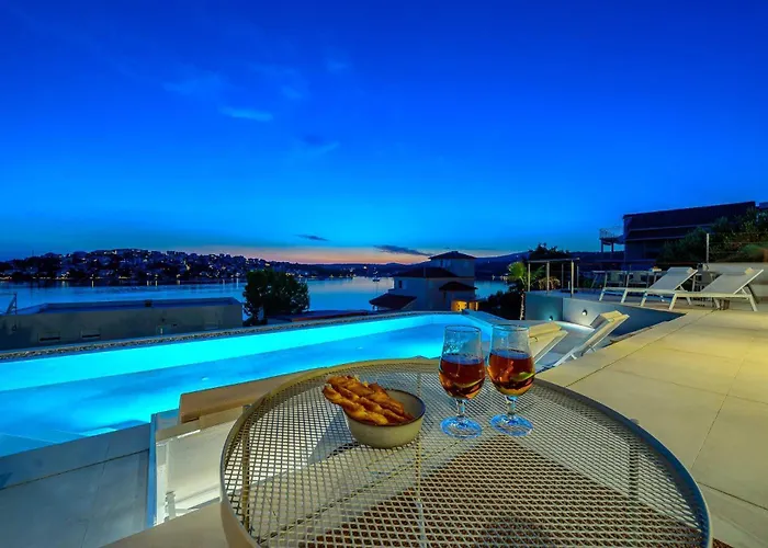 Allina, 5-bedroom With Panoramic Views, Heated Pool *